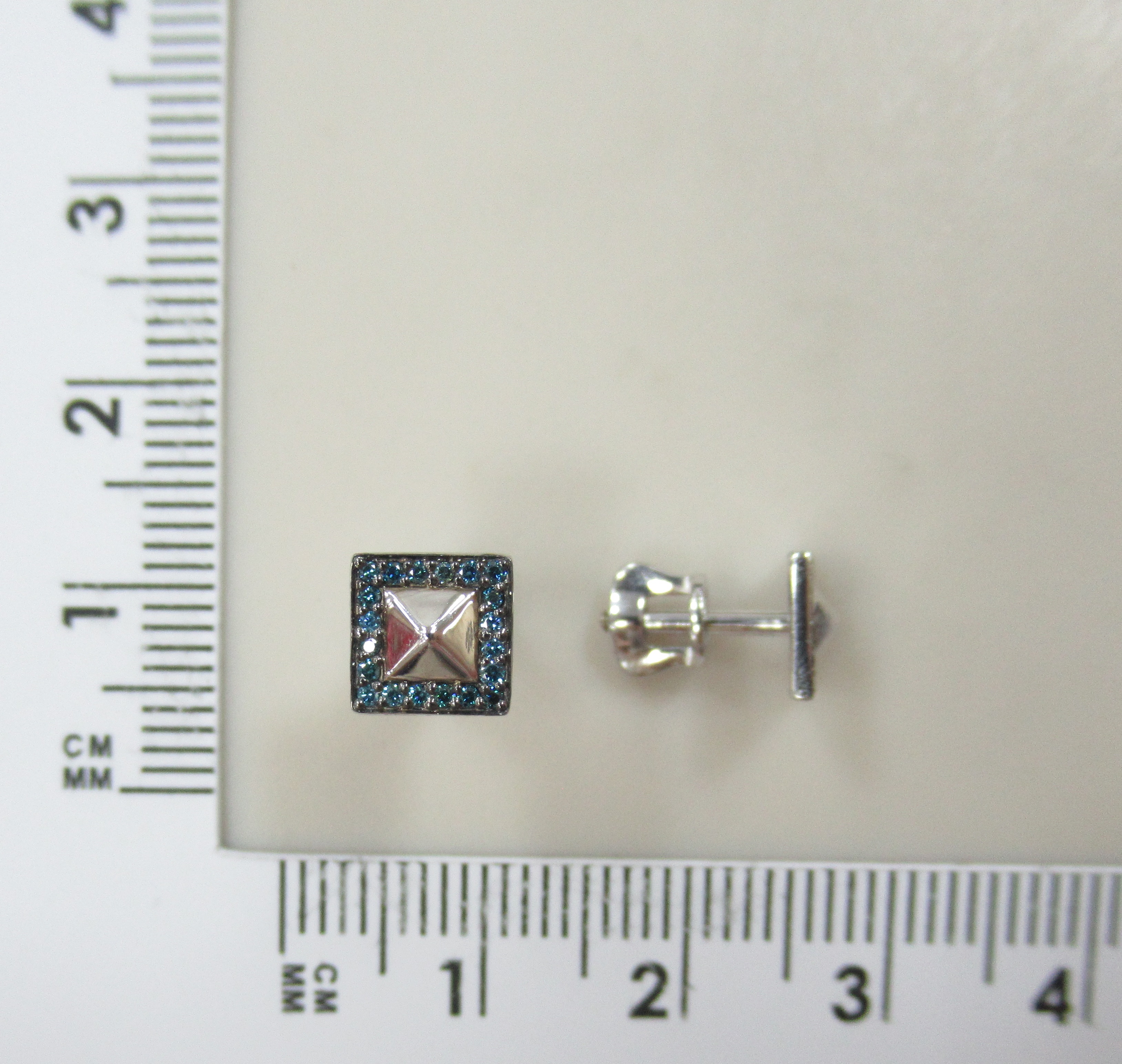 Серьги-пусеты из белого золота с голубыми бриллиантами